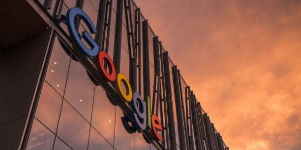 La señal de entrada al nuevo edificio de Google en south lake union al atardecer.