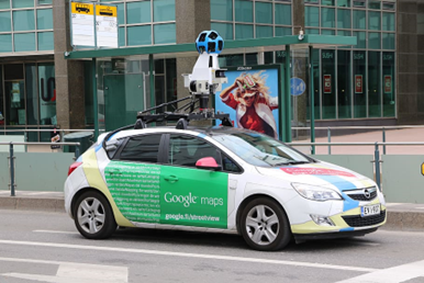 Ein Google Maps Auto mit Kameraausrüstung fährt auf einer Straße.