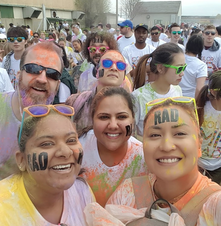 Mitarbeiter der DAC Group lächeln nach der Teilnahme am Color Me Rad Fun Run