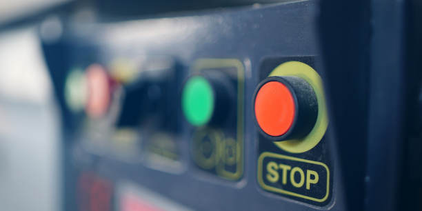 Bouton rouge STOP sur une machine