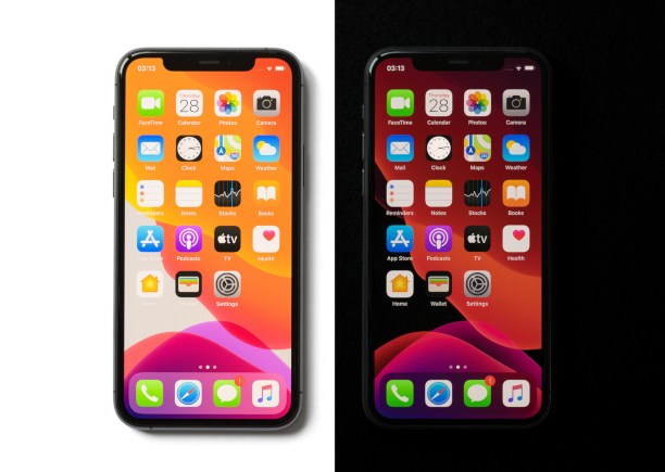 Apple iPhone 11 Pro Telefone, helle und dunkle Display-Modi im Vergleich.